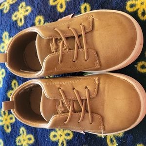 Size 7 Toddler OshKosh Tan shoes 👞